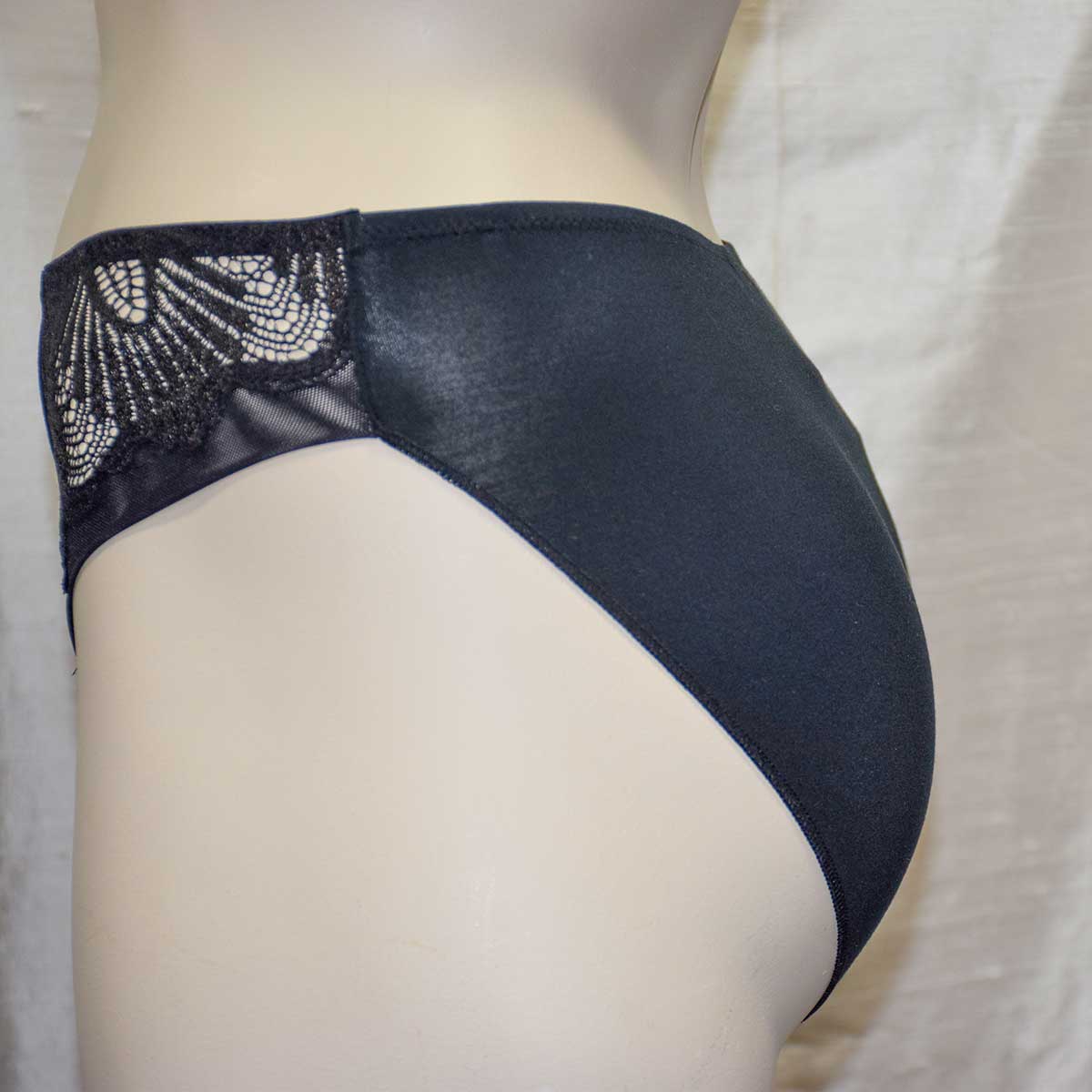 Jazzpant aus Viscose und feiner Spitze in schwarz – Bild 2